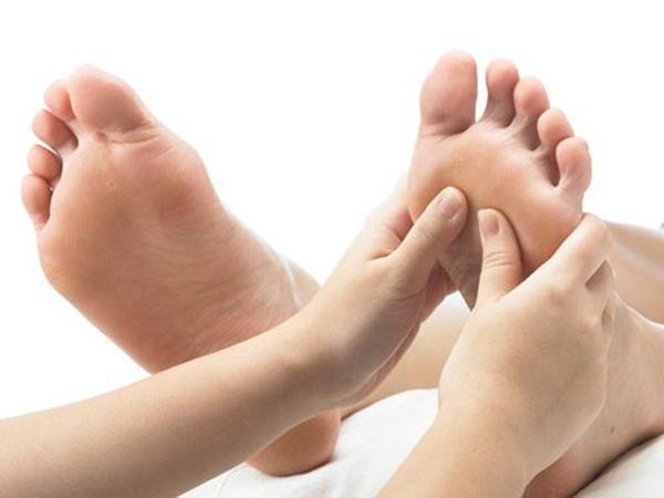 Luôn cảm thấy tê hoặc ngứa các đầu tay, chân