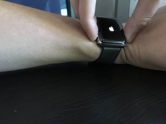 Khởi động lại Apple Watch 