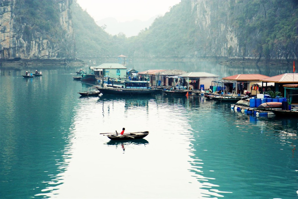 Vẻ đẹp trữ tình và yên bình của làng chài trên vịnh 