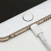 Tận dụng dòng suối nhỏ, anh chàng này đã tự chế bộ sạc pin cho iPhone của mình Tận dụng dòng suối nhỏ, anh chàng này đã tự chế bộ sạc pin cho iPhone của mình