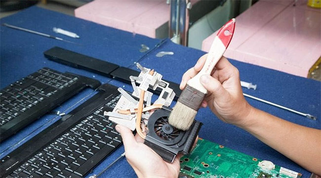 Làm sạch quạt laptop