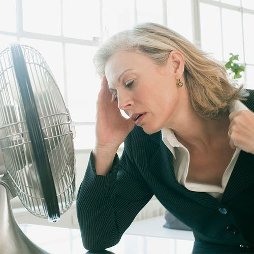 Tại sao ngày nắng nóng càng bật quạt to lại càng bức? Tại sao ngày nắng nóng càng bật quạt to lại càng bức?